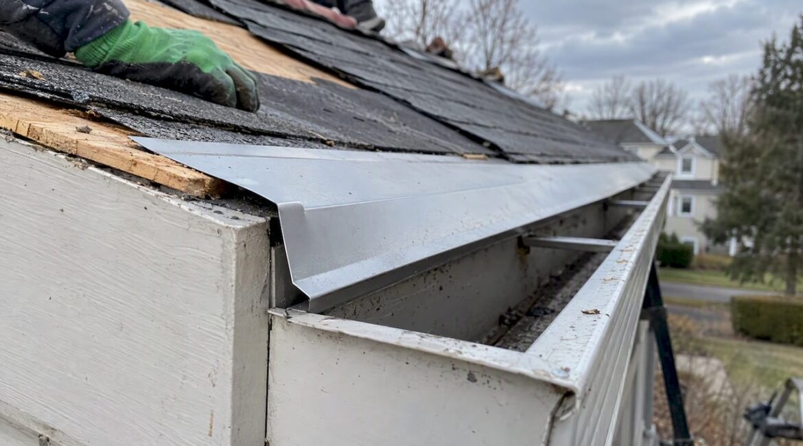 Gutter apron extending over a roof gutter